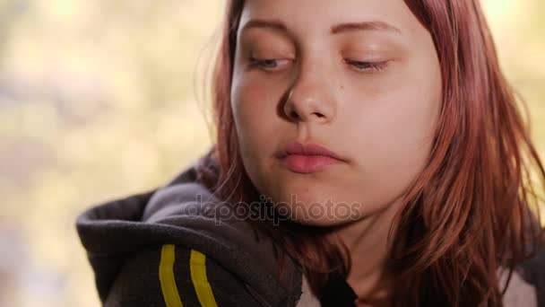 郁闷的女孩独自在家。伤心的女孩靠近窗口. — 图库视频影像