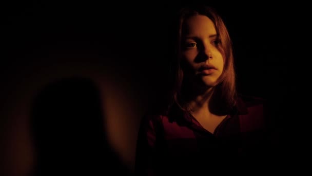 Напуганная какой-то девушкой-подростком в темноте. 4K UHD . — стоковое видео