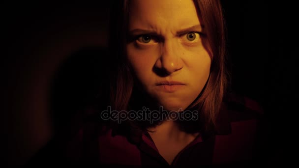 Psychotische tiener meisje uitdrukkelijke woede — Stockvideo