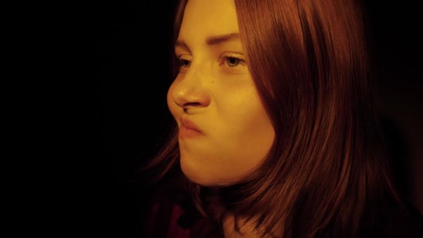 Психотична дівчина-підліток висловлює гнів — стокове відео