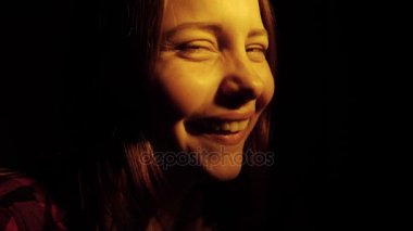 Bir duygusal çekici gülen genç kız closeup portresi. 4k
