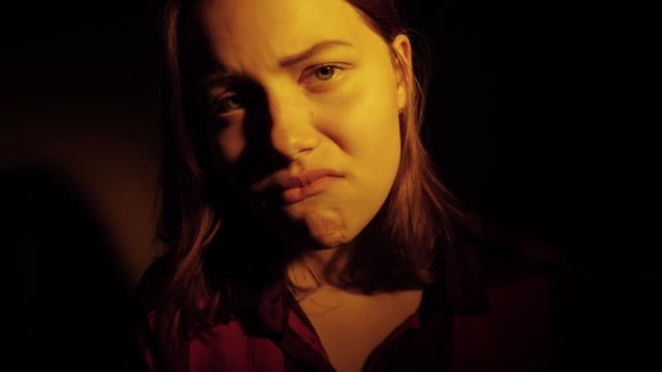 Triste adolescente qui pense à quelque chose. 4K 