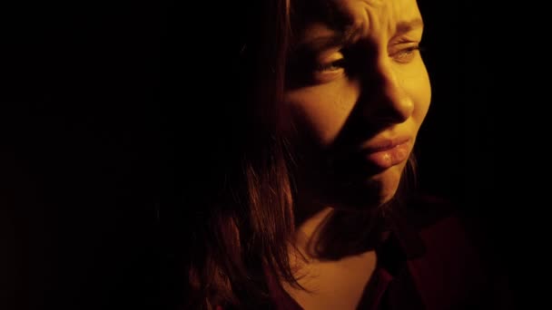 Smutné, dospívající dívka, myslet na něco. 4k — Stock video