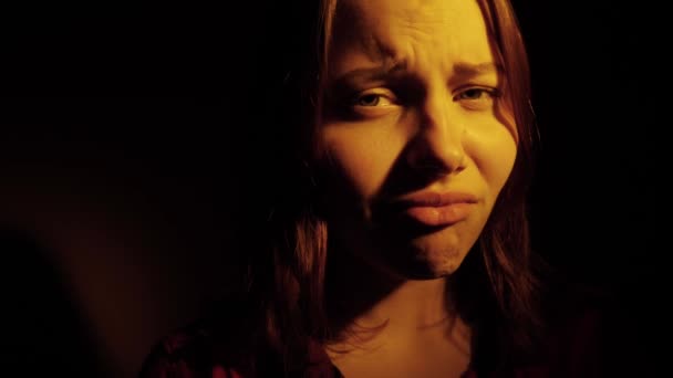 Triste adolescente qui pense à quelque chose. 4K 