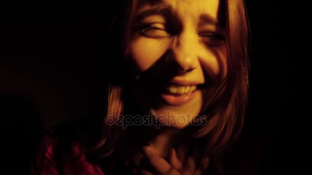 Emocjonalne szczęśliwy nastolatek dziewczyna robić Śmieszne miny i zabawy. Wyrażając radość i powodzenie. — Wideo stockowe