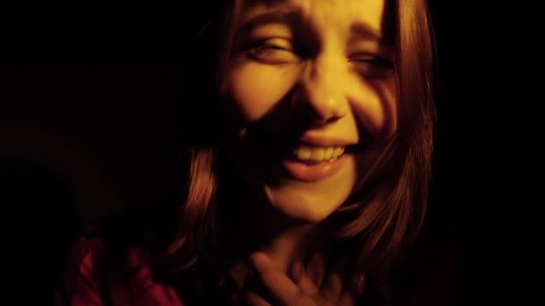 Émotionnel adolescent heureux fille faire des grimaces drôles et avoir du plaisir. Expression de positivité et de joie .