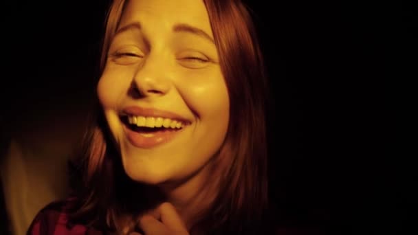 Nahaufnahme Porträt eines emotional attraktiven lachenden Teenie-Mädchens. 4k — Stockvideo