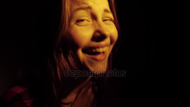 Portrait rapproché d'une adolescente drôle et séduisante émotionnelle. 4K 