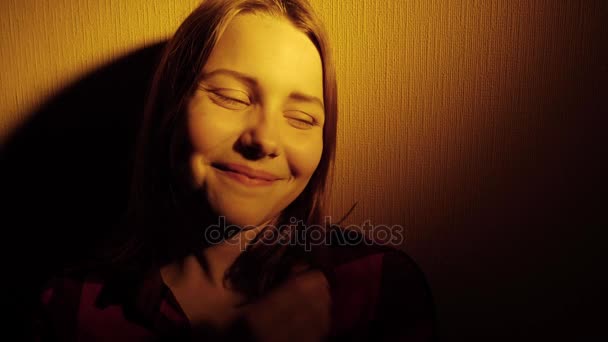 Dalgın bir gülümseyen genç kız 4k portresi — Stok video