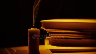 Kitap ve mum. Ateş ve duman. Karanlığın içinde Kütüphane.