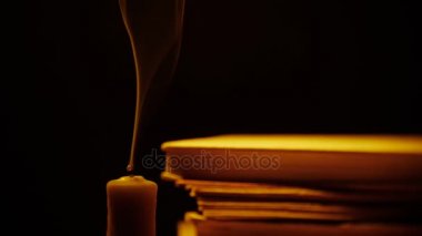 Kitap ve mum. Ateş ve duman. Karanlığın içinde Kütüphane.