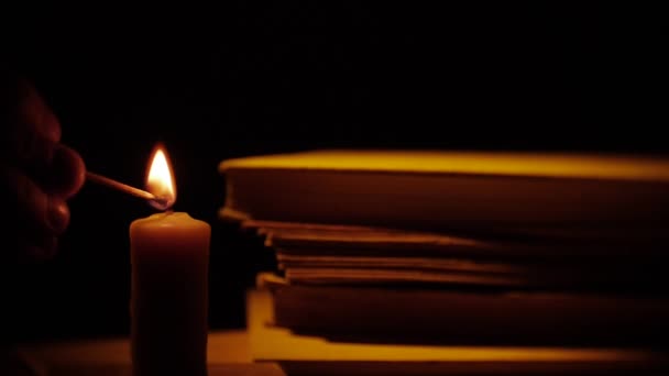 Libros y velas. Fuego y humo. Biblioteca en la oscuridad . — Vídeo de stock