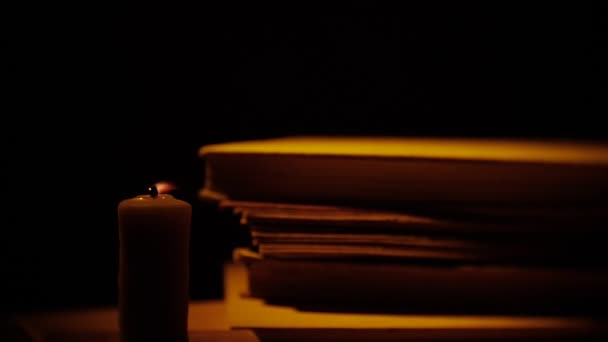 Livres et bougies. Feu et fumée. Bibliothèque dans l'obscurité .