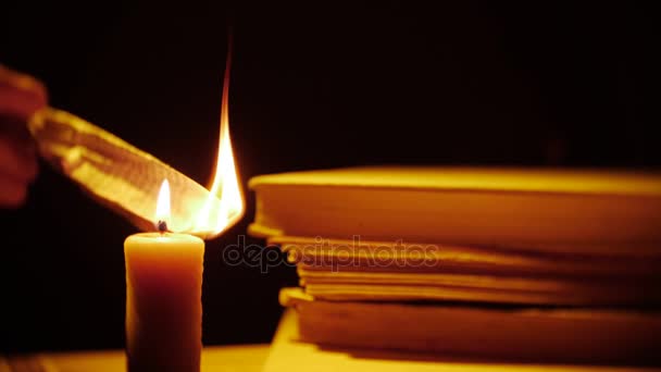 Knihy a svíčku. Oheň a kouř. Knihovna v temnotě. — Stock video