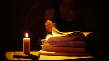 Kitap ve mum. Ateş ve duman. Kadınlar kitap okuma.