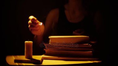 Kitap ve mum. Ateş ve duman. Kadınlar kitap okuma.