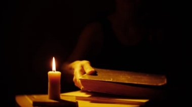 Kitap ve mum. Ateş ve duman. Kadınlar kitap okuma.