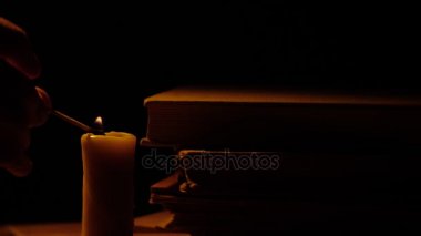 Kitap ve mum. Ateş ve duman. Işık ve darbe mum dışarı. Ağır çekim.