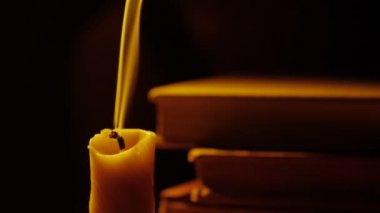 Kitap ve mum. Ateş ve duman. Işık ve darbe mum dışarı. Ağır çekim.