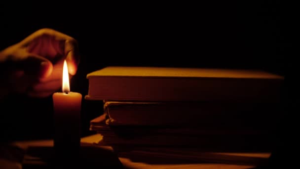 책과 촛불입니다. 화재 및 연기. 빛과 촛불을 불어입니다. 슬로우 모션. — 비디오