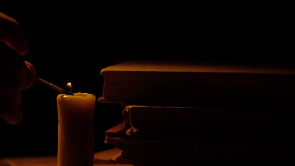 Boeken en kaars. Vuur en rook. Licht en klap uit de kaars. Slow motion. — Stockvideo