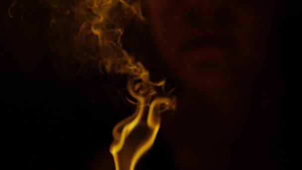 Livres et bougies. Feu et fumée. Allumez et soufflez la bougie. Mouvement lent .