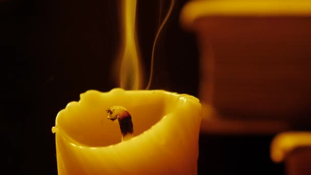 Bücher und Kerzen. Feuer und Rauch. die Kerze anzünden und ausblasen. Zeitlupe. — Stockvideo