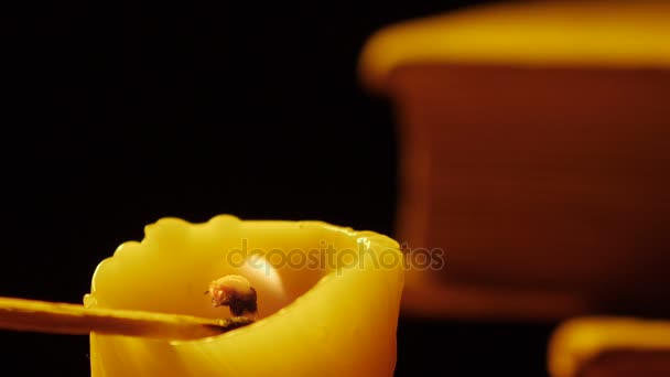 Livres et bougies. Feu et fumée. Allumez et soufflez la bougie. Mouvement lent .