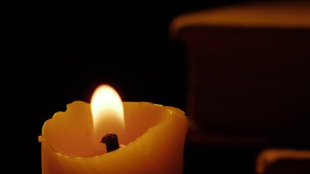 Bücher und Kerzen. Feuer und Rauch. die Kerze anzünden und ausblasen. Zeitlupe. — Stockvideo
