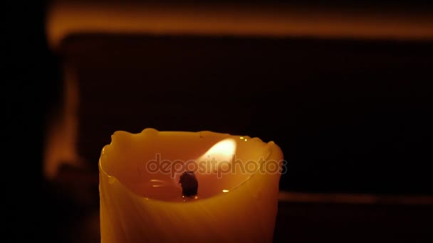 Libros y velas. Fuego y humo. Enciende y apaga la vela. Movimiento lento . — Vídeo de stock