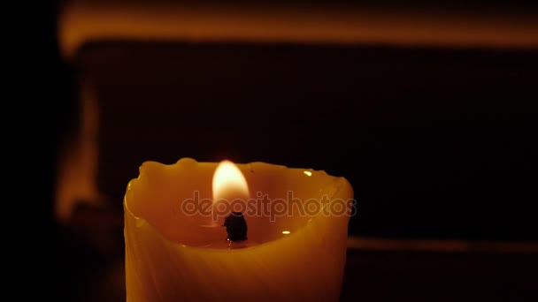 Libros y velas. Fuego y humo. Enciende y apaga la vela. Movimiento lento . — Vídeo de stock