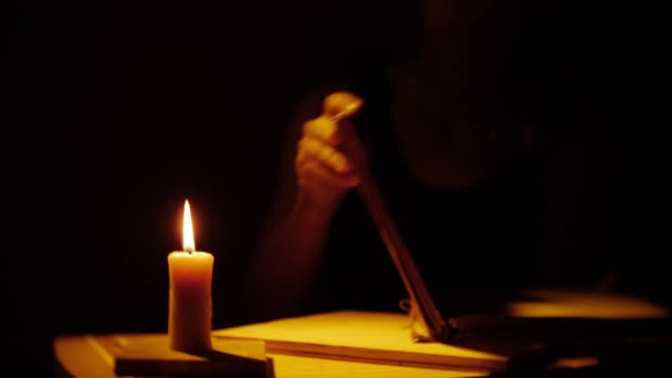 Bücher und Kerzen. Feuer und Rauch. Frauen lesen die Bücher. — Stockvideo