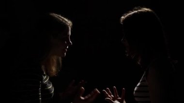 İki kız birbirleri ile kızgın. Öfke, kavga, şiddet. Mutsuz anne ve kızı ya da iki kız kardeş, aile sorunları.