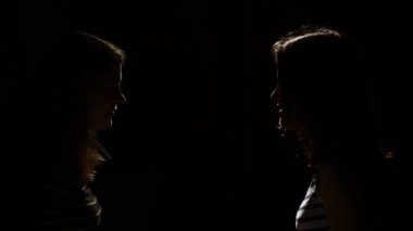 İki kız birbirleri ile kızgın. Öfke, kavga, şiddet. Mutsuz anne ve kızı ya da iki kız kardeş, aile sorunları.