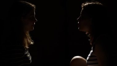 İki kız birbirleri ile kızgın. Öfke, kavga, şiddet. Mutsuz anne ve kızı ya da iki kız kardeş, aile sorunları.