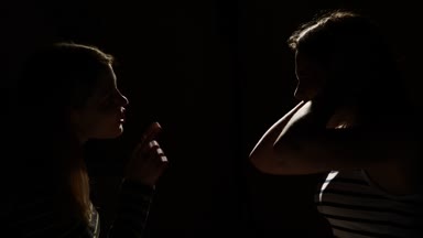 İki kız birbirleri ile kızgın. Öfke, kavga, şiddet. Mutsuz anne ve kızı ya da iki kız kardeş, aile sorunları.