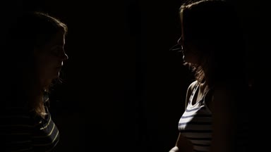 İki kız birbirleri ile kızgın. Öfke, kavga, şiddet. Mutsuz anne ve kızı ya da iki kız kardeş, aile sorunları.