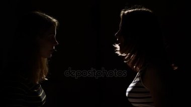 İki kız birbirleri ile kızgın. Öfke, kavga, şiddet. Mutsuz anne ve kızı ya da iki kız kardeş, aile sorunları.