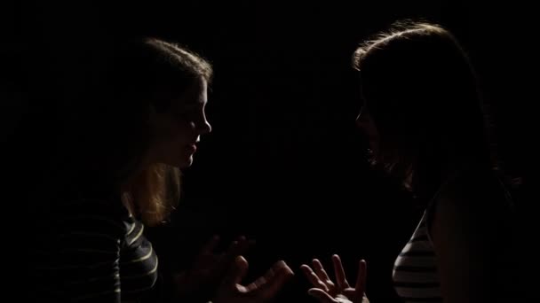两个女孩互相生气。愤怒、 争吵、 暴力。不幸的母亲和女儿或两个姐妹，家庭问题. — 图库视频影像
