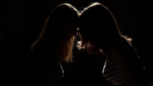 Zwei Mädchen, die aufeinander wütend sind. Wut, Streit, Gewalt. unglückliche Mutter und Tochter oder zwei Schwestern, familiäre Probleme. — Stockvideo