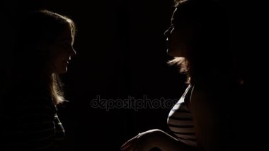 İki kız birbirleri ile kızgın. Öfke, kavga, şiddet. Mutsuz anne ve kızı ya da iki kız kardeş, aile sorunları.