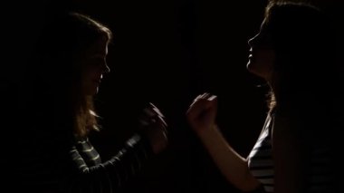 İki kız oynarken taş, kağıt, makas