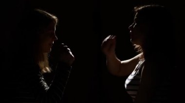 İki kız oynarken taş, kağıt, makas