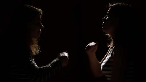Zwei Mädchen spielen Rock, Papier, Schere — Stockvideo