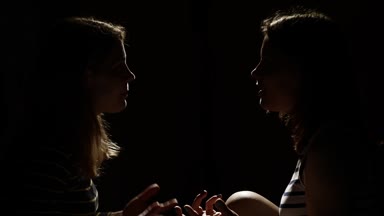 İki kız birbirleri ile kızgın. Öfke, kavga, şiddet. Mutsuz anne ve kızı ya da iki kız kardeş, aile sorunları.