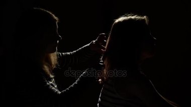 İki kız saç tarama