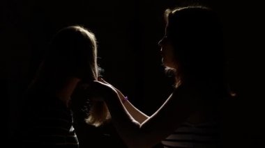 İki kız saç tarama