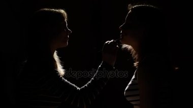 İki kız saç tarama