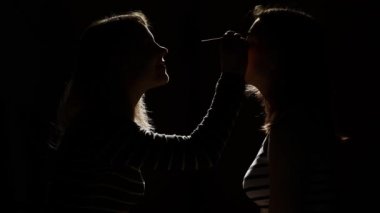 İki kız saç tarama