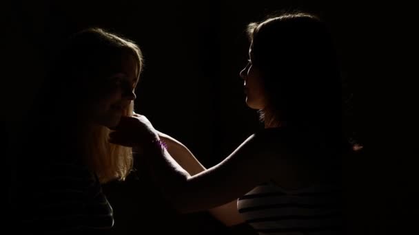 两个女孩梳头 — 图库视频影像